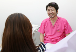 歯科医師山内浩司、診療の様子